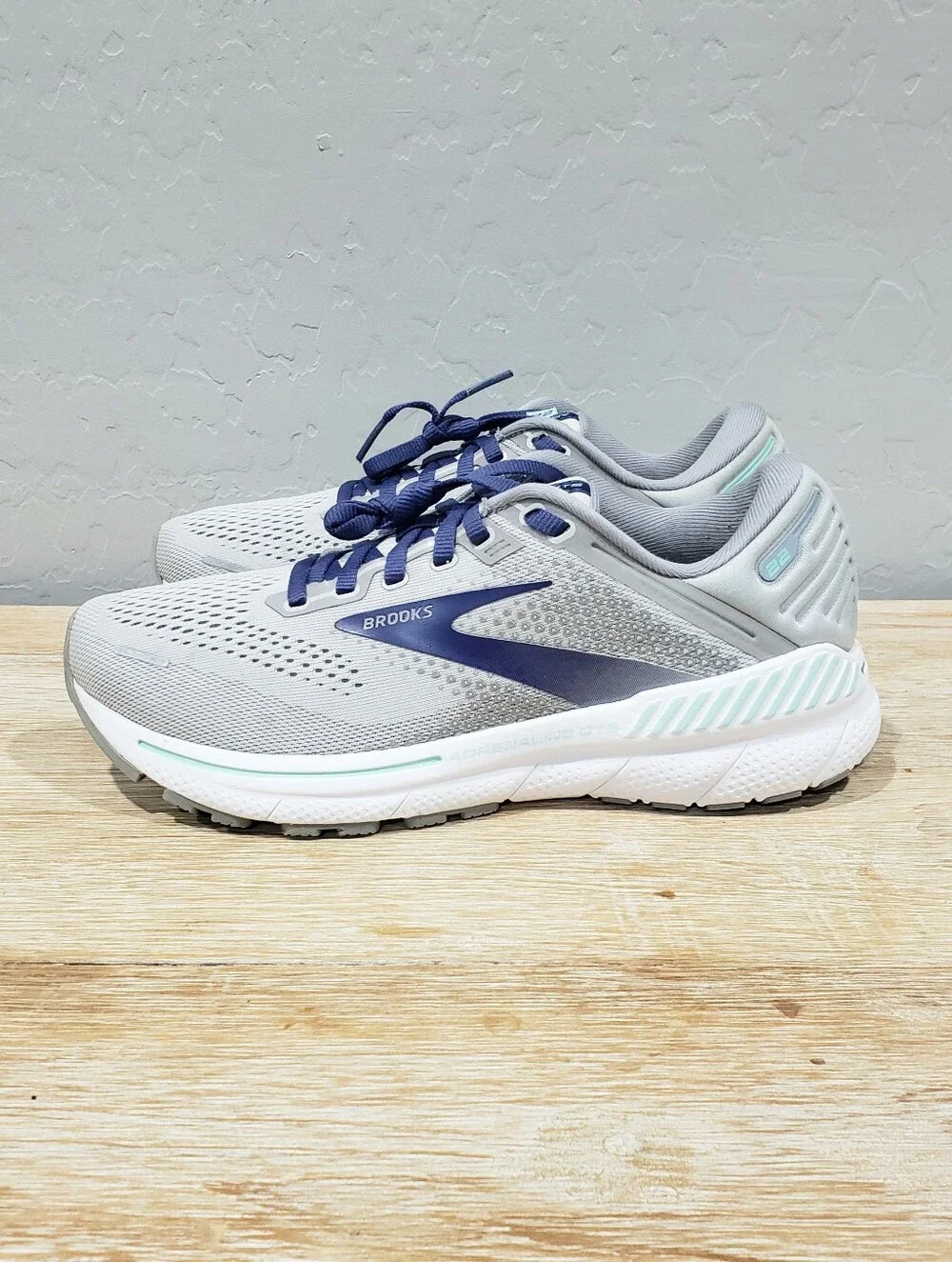 BROOKS Women's Adrenaline GTS 22 Running Shoes (7.5M) Gray/Purple